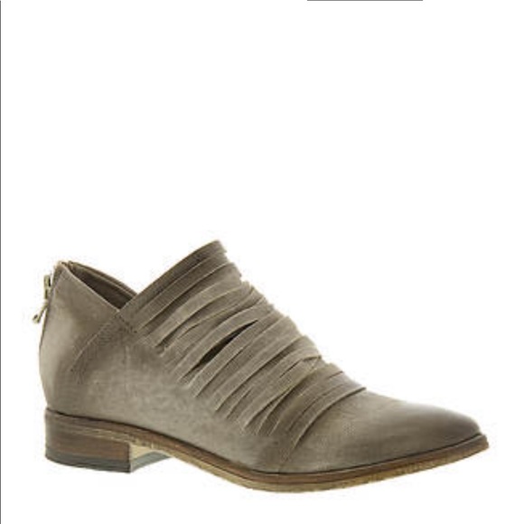 Boots - Picture 4 of 4